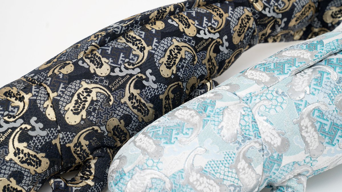 大好評の「西陣織金襴シリーズ」
新たにぬいぐるみが仲間入りします👏

「黒×金」と「水色×銀」の2色展開です😉
柄ももちろんオオサンショウウオ！

9月6日（土）‌よりミュージアムショップ、公式オンラインショップ‌にて販売開始です