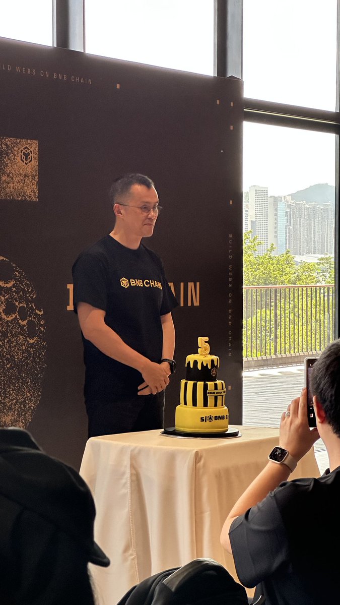 刚提了个问，香港金融政策调整会如何促进香港本土Biotech，AI等其他领域的创新创业？<a href="/cz_binance/">CZ 🔶 BNB</a> :各行各业都是互通的，能给Web3置顶好政策的政府，也会给其他行业制定出好的政策。你提的这些方向也是我们投资的重点。#BNBDAY