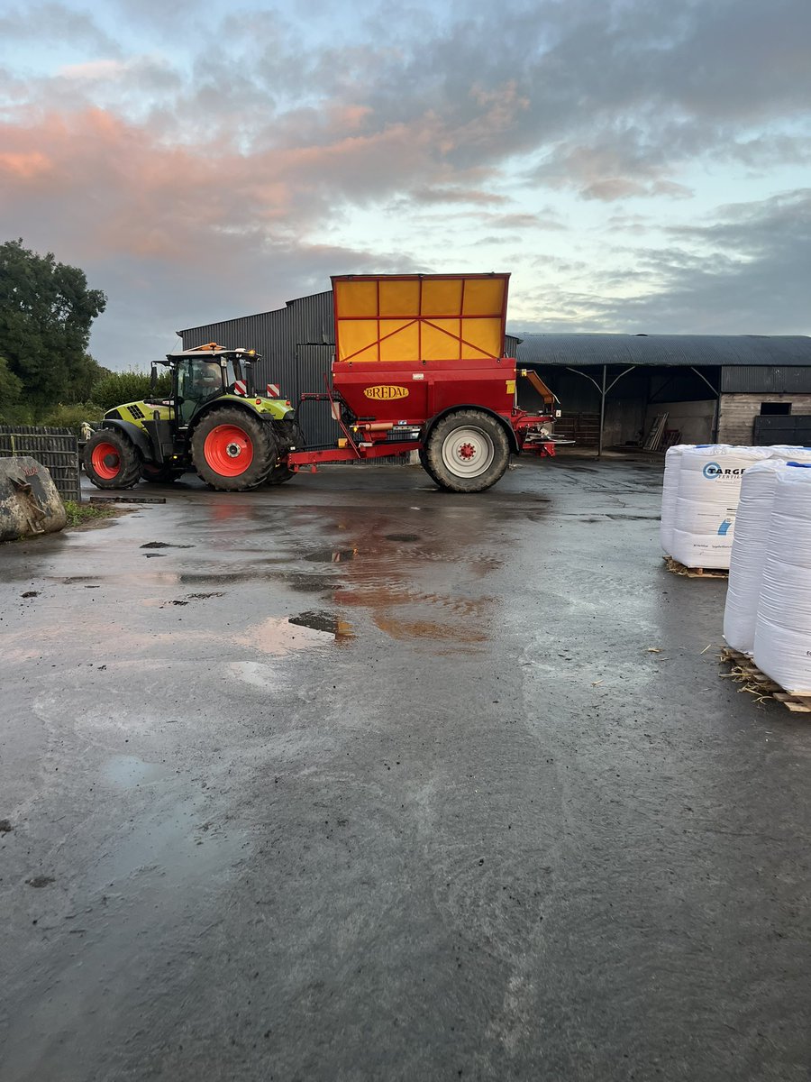 Hylo67's tweet image. When drivers and Milker’s are at #ElectricPicnic2025 we had to call in the big guns to carry some of the load #farmlife #getitdone