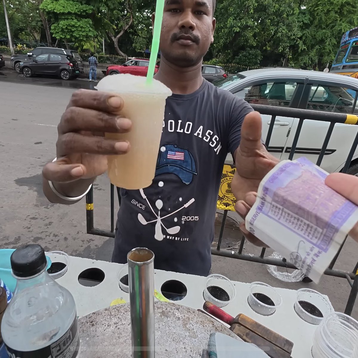 wepergee's tweet image. น้ำโซดามะนาวริมถนนในอินเดีย… คนขายใช้นิ้วโป้งอัดโซดา ขี้มือก็ลงไปเต็ม ๆ สำหรับเรามันอาจดูตลก แต่สำหรับคนท้องถิ่นนี่คือความจริงประจำวัน เพราะน้ำสะอาดยังไม่ใช่สิ่งที่ทุกคนเข้าถึงได้… แก้วละ 16฿ จึงไม่ใช่แค่เครื่องดื่ม แต่คือต้นทุนสุขภาพที่คนจนต้องจ่าย……