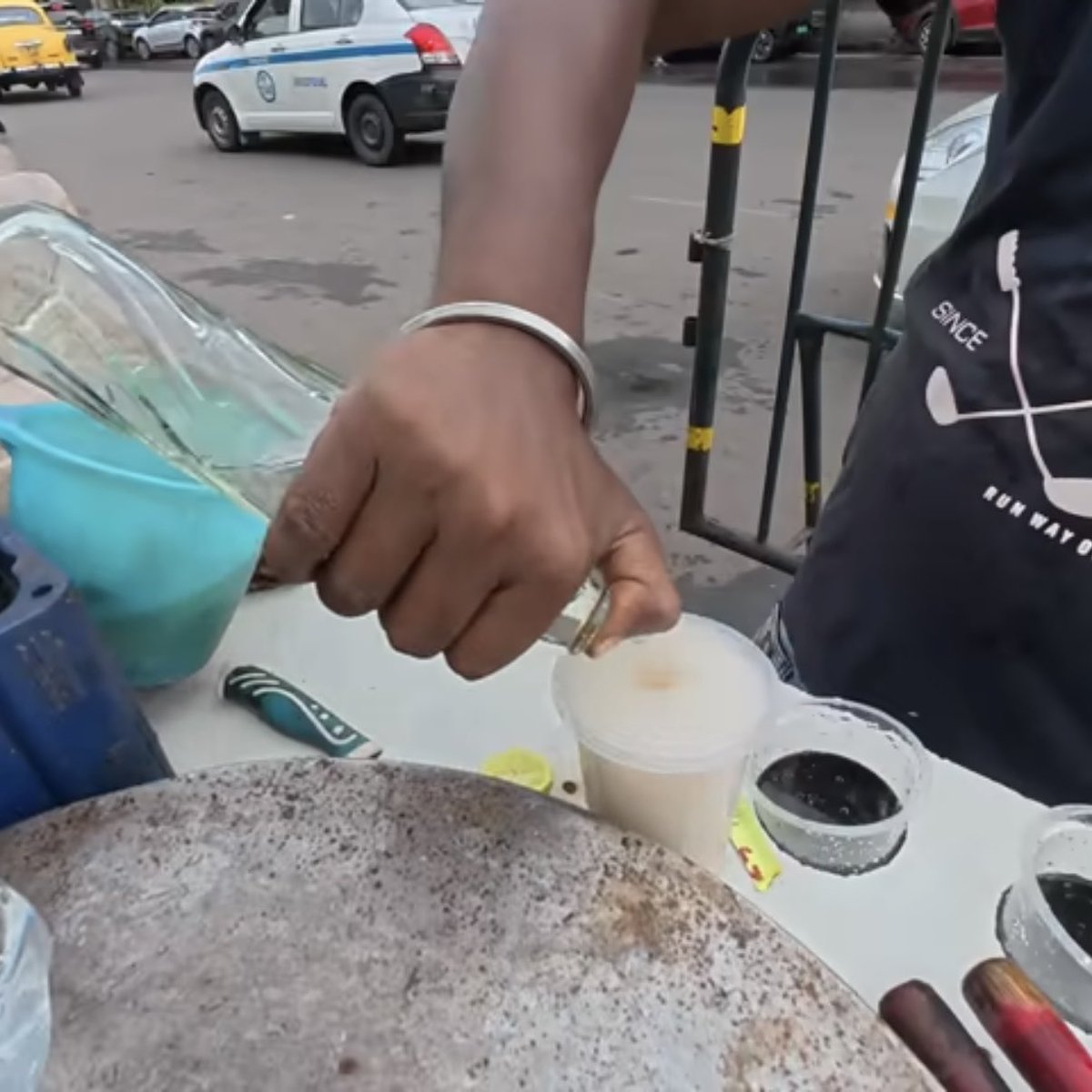 wepergee's tweet image. น้ำโซดามะนาวริมถนนในอินเดีย… คนขายใช้นิ้วโป้งอัดโซดา ขี้มือก็ลงไปเต็ม ๆ สำหรับเรามันอาจดูตลก แต่สำหรับคนท้องถิ่นนี่คือความจริงประจำวัน เพราะน้ำสะอาดยังไม่ใช่สิ่งที่ทุกคนเข้าถึงได้… แก้วละ 16฿ จึงไม่ใช่แค่เครื่องดื่ม แต่คือต้นทุนสุขภาพที่คนจนต้องจ่าย……