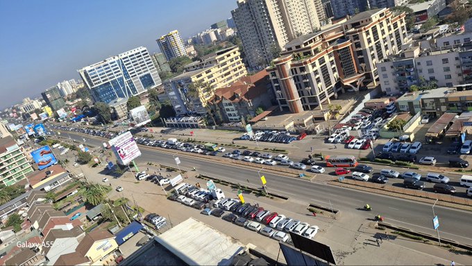 GhettoRadio895's tweet image. ATI NGONG RD IMEGEUKA PARKING!

Matatus protesting harassment from police have blocked Ngong road at Prestige Plaza.
The road is closed on both sides.
#TrafficAlert 
#Brekko