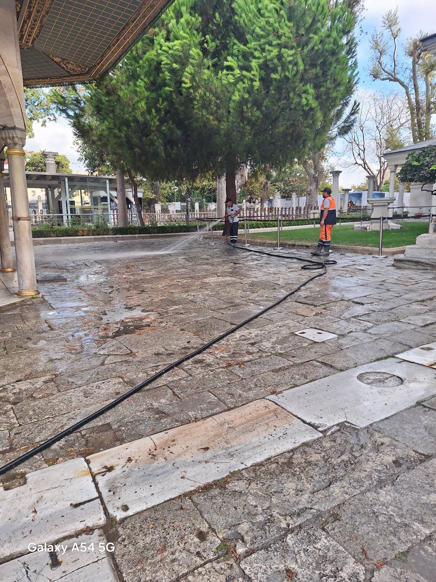 Fatih Belediyesi Her Cuma Ayasofya-i Kebir Cami-i Şerif'in yıkamazsını yapıyor,  <a href="/FatihBelediye/">Fatih Belediyesi</a> Başkanı SN. <a href="/MErgun_Turan/">M. Ergün TURAN</a> ve ekibine Teşekkür ediyoruz.