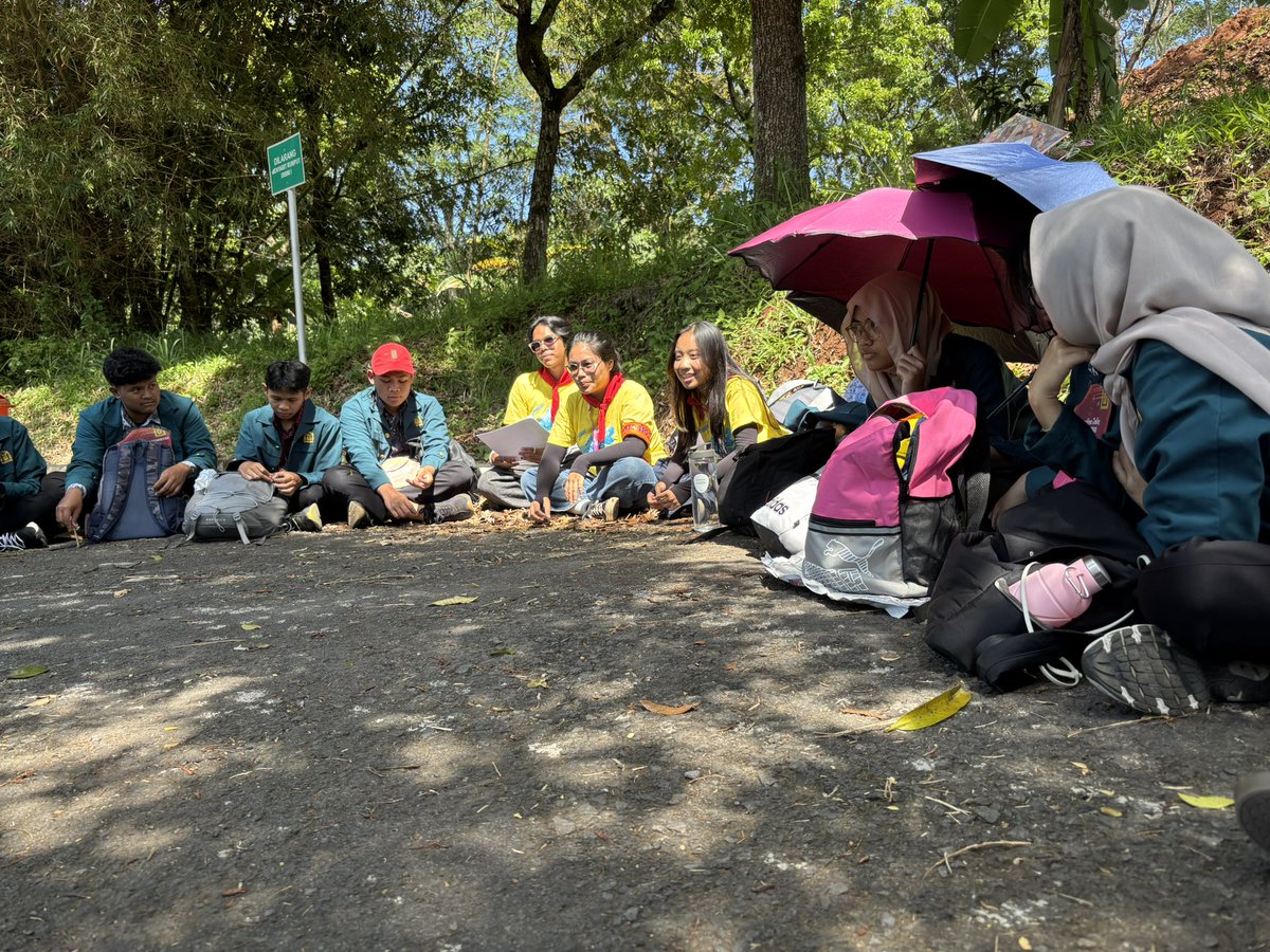 JUJUR DAY 3 GA NGAMBIL BANYAK FOTO…. soalnya SERUNBANGETTTT pulang2 sampe plek langsung tidur
apalagi pas ketemu NITTOOO:3
Smile - Summer Salt
teman baru: ayes, sylvi, sheline, aya, cheryl
#Day3MenjadiVenturions
#LifeLongLearner
#MengakarKuat
#OSKMITB2025
#KATITB2025