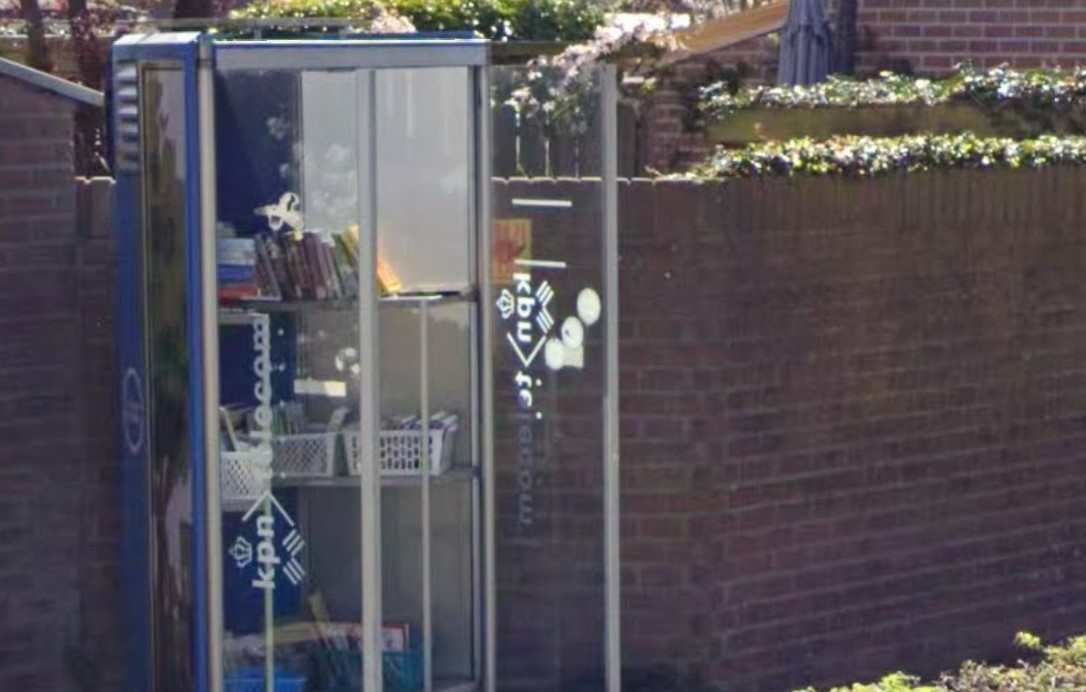 📚☎️ Donderdagochtend. Een grote kraan staat in de Snavel van Emekamp in Zwolle-Zuid. Voor de ogen van buurtbewoners legt een oude KPN-telefooncel het loodje. Hij moet weg. 🚧 → rtvfocuszwolle.nl/kraan-haalt-bu…