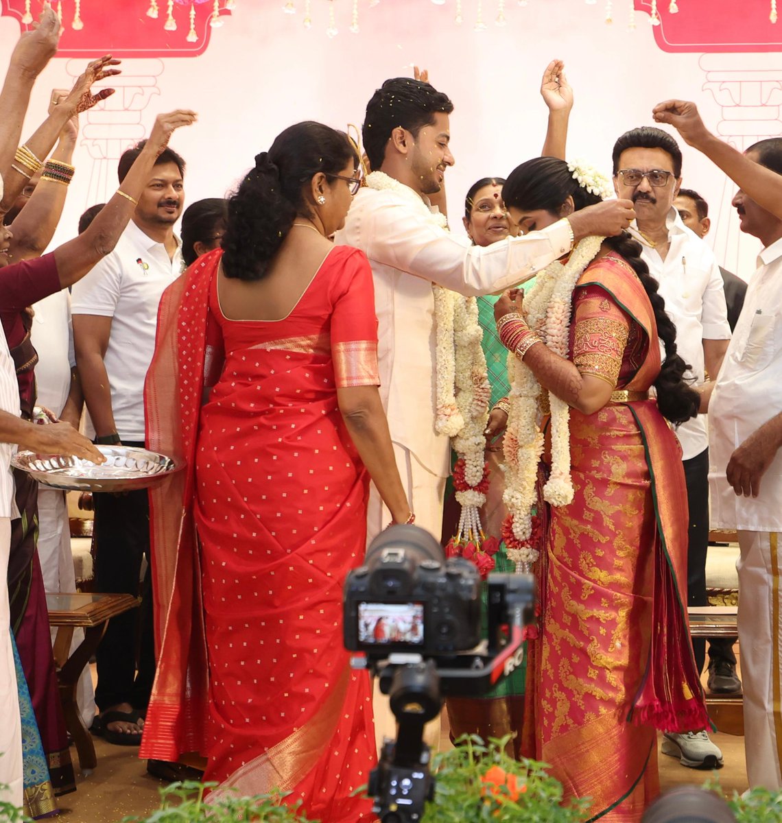 Udhaystalin's tweet photo. கழகத்தின் சட்டத்துறைச் செயலாளர் - அண்ணன் @nrelango_dmk MP அவர்களின் அன்பு மகள் இராகவி இளங்கோ - சச்சிந்தர் இணையரின் திருமணத்தை மாண்புமிகு முதலமைச்சர் @mkstalin அவர்கள் நீலாங்கரையில் இன்று நடத்தி வைத்த நிகழ்வில் பங்கேற்றோம்.

வழக்கறிஞராக மட்டுமின்றி தேர்தல் நடைமுறைகளை உடன்பிறப்புகளுக்கு வகுப்பெடுக்கும் ஆசிரியராக கழகத்திற்கு பெருமைச் சேர்க்கும் அண்ணன் இளங்கோவின் பணிகளைப் போற்றி உரையாற்றினோம்.

இல்வாழ்வில் இணைகின்ற இராகவி - சச்சிந்தர் இணையர், கழகமும் - கலைஞரும் போல, முதலமைச்சர் அவர்களும் - வெற்றிகளும் போல பல்லாண்டு வாழ்க!