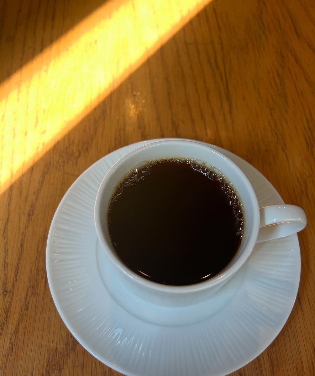 遅番仕事前に☕️
パフェ🍋レモンシュにささってるメレンゲが立派ですwww
シフトイン前にトレニン💪するのでクエン酸🍋とコーヒー☕️接種w
いってきまーす。
#cafevivementdimanche 
#パフェレモンシュ
#海のブレンド
#日焼けブレンド中深煎