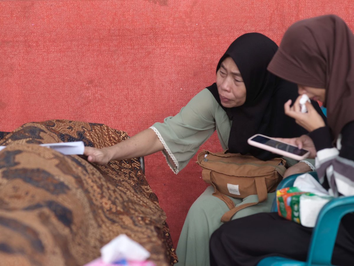 Semasa hidupnya, Affan bukan orang yang ramai. Ia cenderung pendiam. Tapi kematiannya justru memicu keramaian. Keramaian yang menggerakkan massa, yang membuat kita menolak menerima semua ini begitu saja.

📷: Adrian Mulya, Rangga Firmansyah
📹: Viriya Singgih