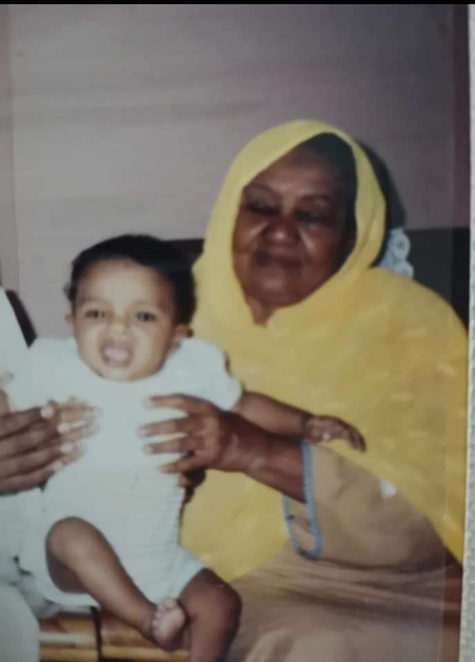 لما كنت ممتحن شهادة و بمشي للمرة السمحة الشايلاني دي أذاكر في بيتها، بلقى قدامي صينية فيها أصناف الأكل، و بلقى قزازة بارد جايباها من الدكان بي رجلها الواجعاها عشان جمال بيحب البارد، بلقى زول مقلق يدق لي الباب كل شوية يسألني لو محتاج حاجة.
بعدك الفريق أصبح خلا...
اذكروها في دعائكم