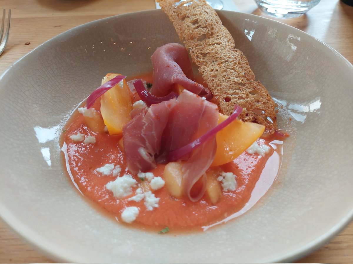 Gazpacho en un restaurante con estrella Michelín en Bélgica.
Viene con jamón, queso feta y trozos de tomate amarillo.
¿Qué les parece?
