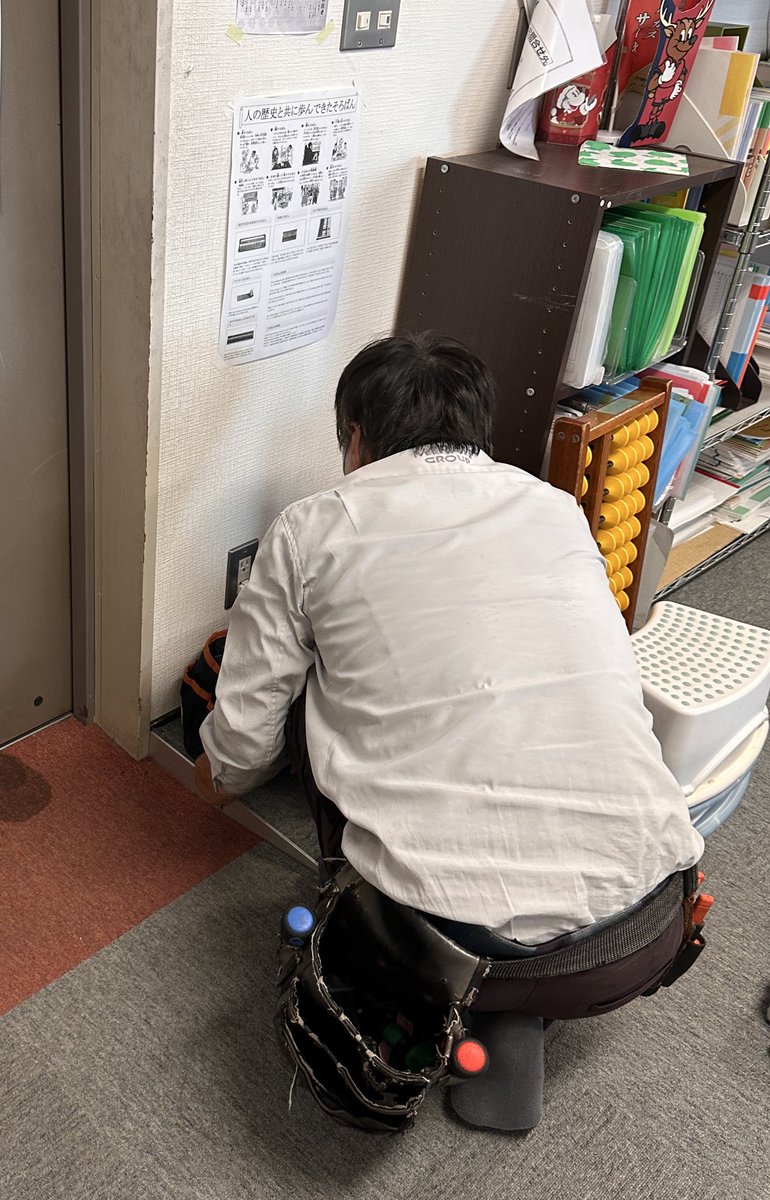 今日で準備が終わる予定だったプログラミング教室ですが、インターネット配線工事が終わりませんでした😢

教室に繋がる配管が見つからず、後日配管調査を踏んでの再工事となります。

来週から体験教室！と思っていたので、がっかり😞

ちなみに今のところ申し込みゼロで影響なし、という現状も悲し😢