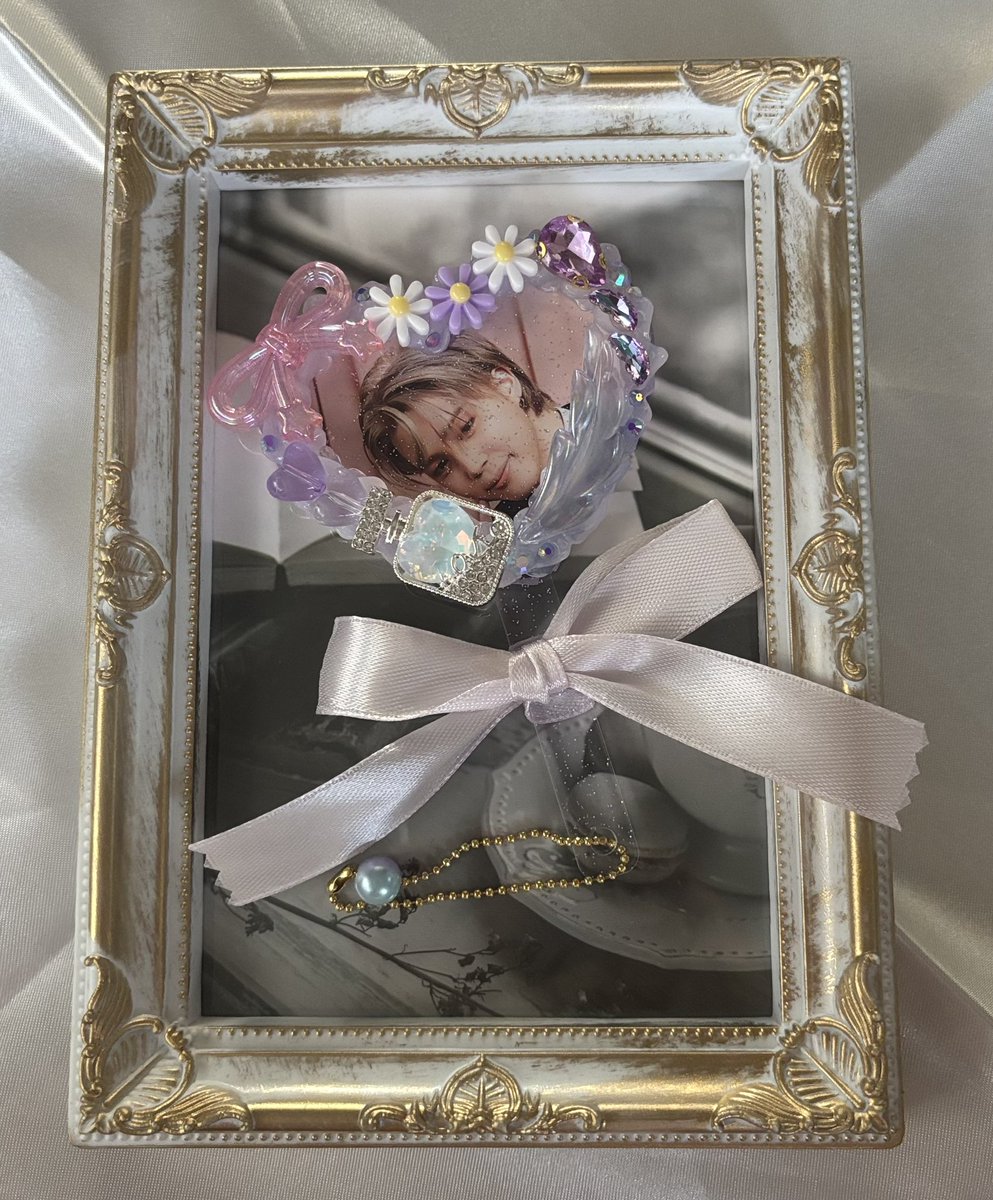 Jimin1013_mido's tweet image. イスルちゃん♡（@isuruisuru007 ）
の絶品作品が届きました✨
キラキラ煌めいてとっても綺麗で美しいのに写真撮るの下手くそで伝わらないのが辛い😭
イスルちゃんの作品はどれも大好きだけど今回のゴージャス感ハンパない「ゴールドバタフライ」はどストライクです♡
ありがとう💞💜
 #Dewdrop