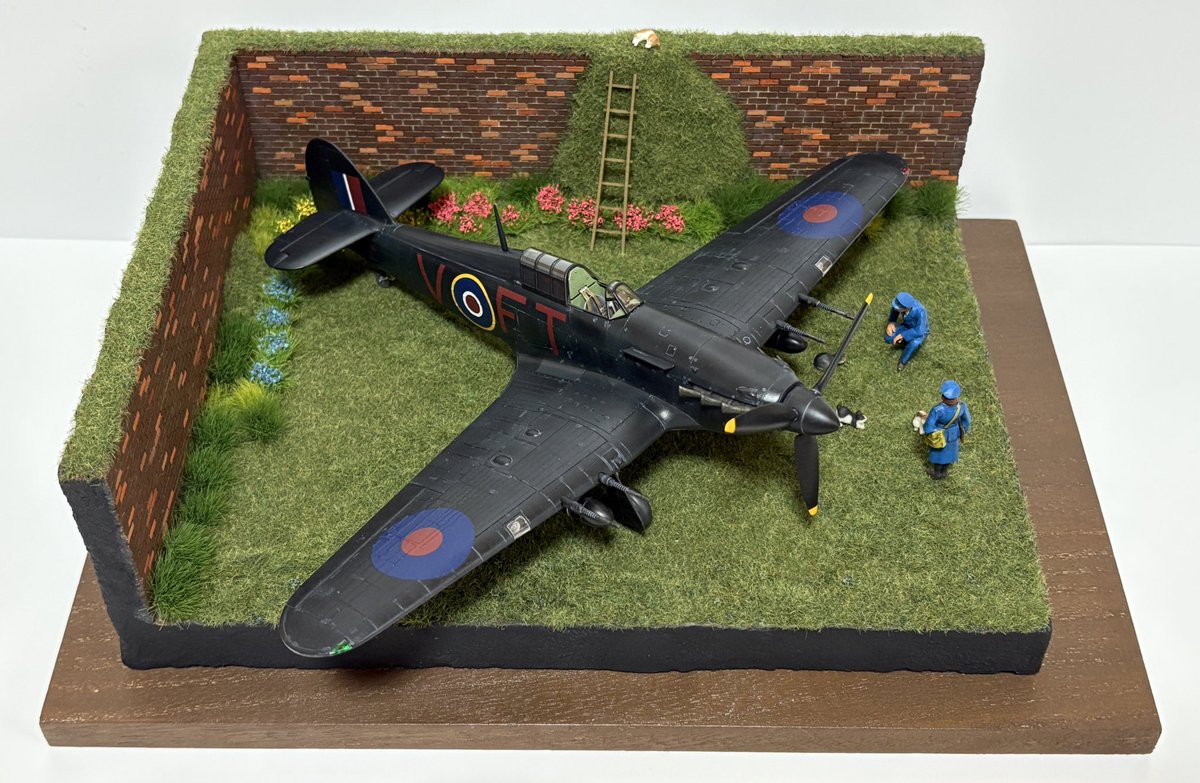 アルマホビー　1/48ハリケーンＭk.IIC完成です。煉瓦造りの掩体壕の中に花を植えて、ファンタジーチックなイメージで塗りました。