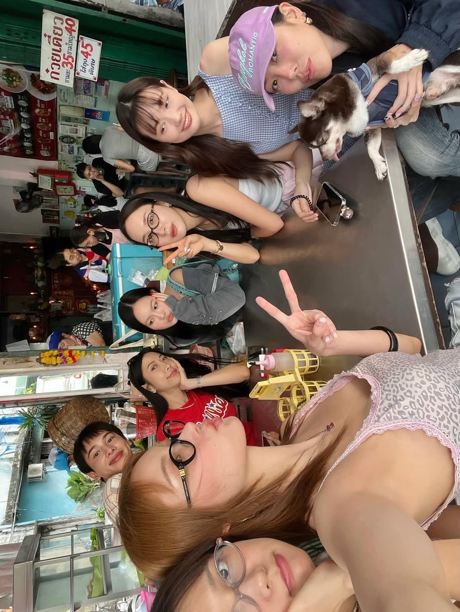 kinilaes's tweet image. piploy do you have something to share with the class?

#jingjingpiploy