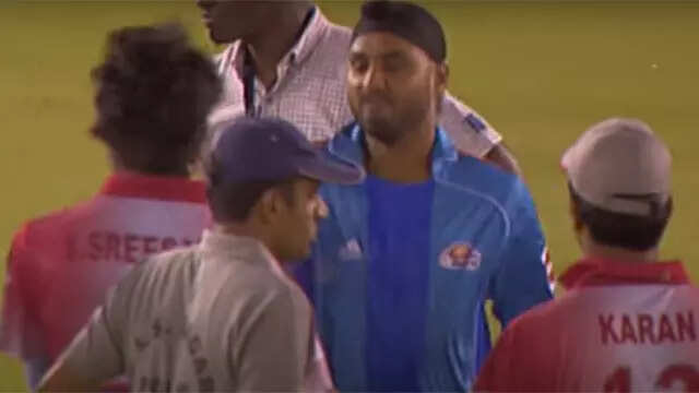 avraaj1008's tweet image. After 17 years, the footage of Harbhajan Singh slapping Sreesanth has finally surfaced — easily one of the wildest IPL clips ever.
#HarbhajanSingh #Sreesanth #Bhajji #IPL