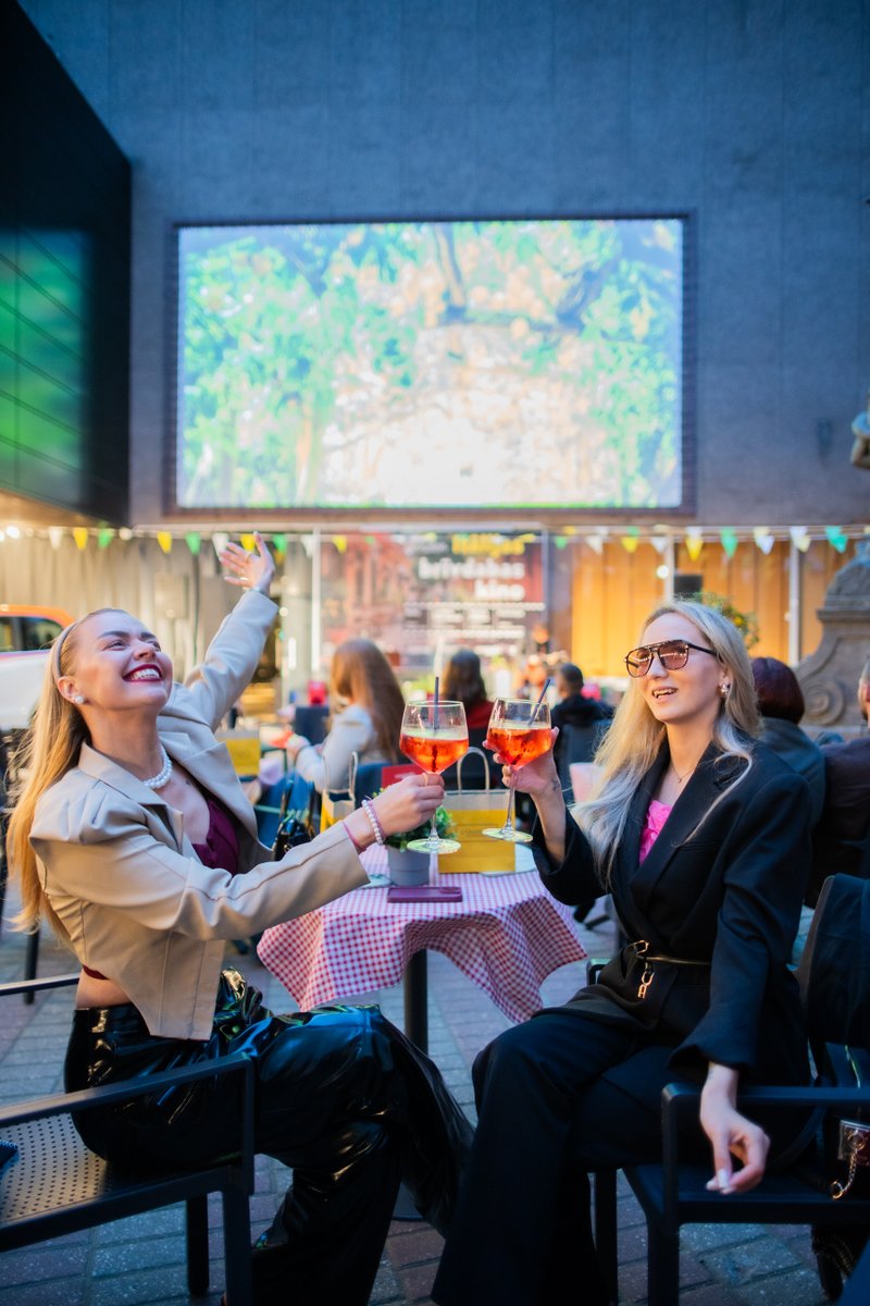 Siltums ir atgriezies! 🌞 Ķer vasaru aiz astes un izbaudi pēdējo BRĪVDABAS KINO seansu šovasar! 🎬🍹

Tiekamies šodien, 29. augustā, plkst. 21.30 ➡️ ej.uz/SplendidGarden