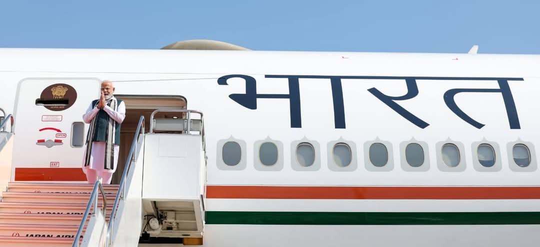 vinodbhaipraj10's tweet image. વિશ્વના સૌથી લોકપ્રિય નેતા અને આપણા યશસ્વી પ્રધાનમંત્રી શ્રી Narendra Modi જીનું જાપાનના ટોક્યો ખાતે ઉષ્માભર્યું સ્વાગત કરવામાં આવ્યું.