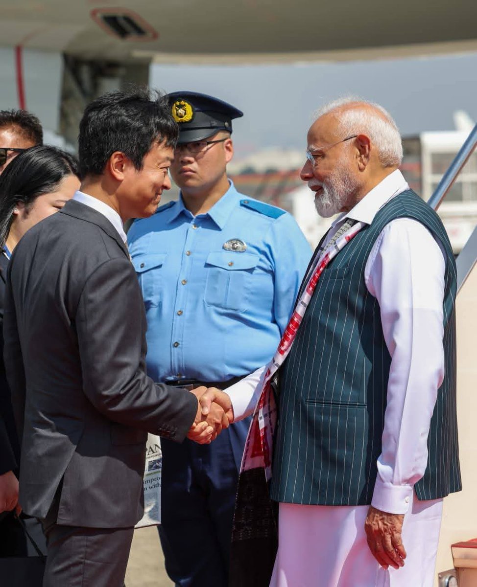 vinodbhaipraj10's tweet image. વિશ્વના સૌથી લોકપ્રિય નેતા અને આપણા યશસ્વી પ્રધાનમંત્રી શ્રી Narendra Modi જીનું જાપાનના ટોક્યો ખાતે ઉષ્માભર્યું સ્વાગત કરવામાં આવ્યું.