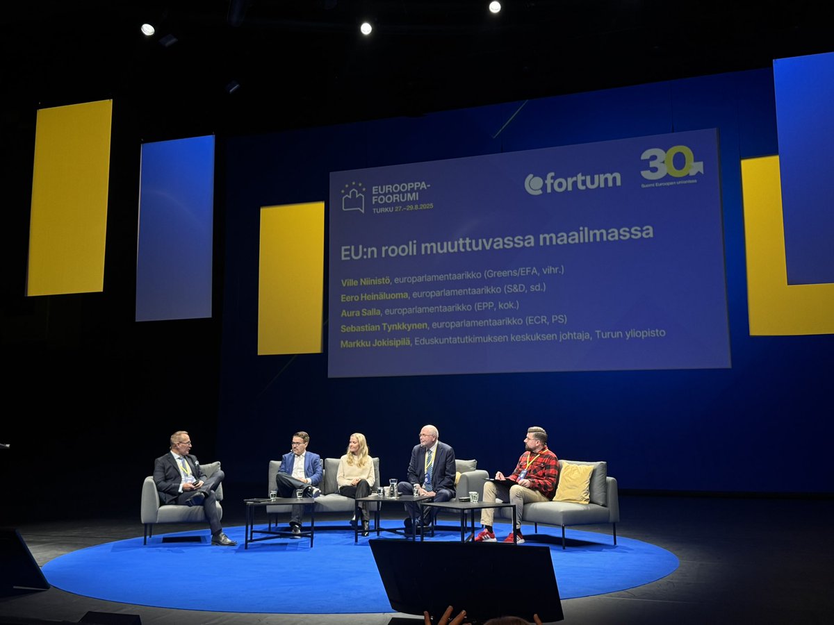 Eurooppa-foorumi (@eurooppafoorumi) on Twitter photo Eurooppa-foorumin kolmas päivä alkaa Päänäyttämöllä Suomen europarlamentaarikkojen tentillä! 💬
Eurooppa-Foorumi Turussa ry ja
Euroopan parlamentin Suomen-toimiston <a href="/Europarl_FI/">Euroopan parlamentti Suomessa 🇪🇺🇫🇮</a> ohjelmanumerossa panelisteina mepit <a href="/VilleNiinisto/">Ville Niinistö</a> <a href="/EeroHeinaluoma/">Eero Heinäluoma</a> <a href="/AuraSalla/">Aura Salla</a> <a href="/SebastianTyne/">Sebastian Tynkkynen MEP 🇫🇮</a> . Eurooppa-foorumin kolmas päivä alkaa Päänäyttämöllä Suomen europarlamentaarikkojen tentillä! 💬
Eurooppa-Foorumi Turussa ry ja
Euroopan parlamentin Suomen-toimiston <a href="/Europarl_FI/">Euroopan parlamentti Suomessa 🇪🇺🇫🇮</a> ohjelmanumerossa panelisteina mepit <a href="/VilleNiinisto/">Ville Niinistö</a> <a href="/EeroHeinaluoma/">Eero Heinäluoma</a> <a href="/AuraSalla/">Aura Salla</a> <a href="/SebastianTyne/">Sebastian Tynkkynen MEP 🇫🇮</a> .