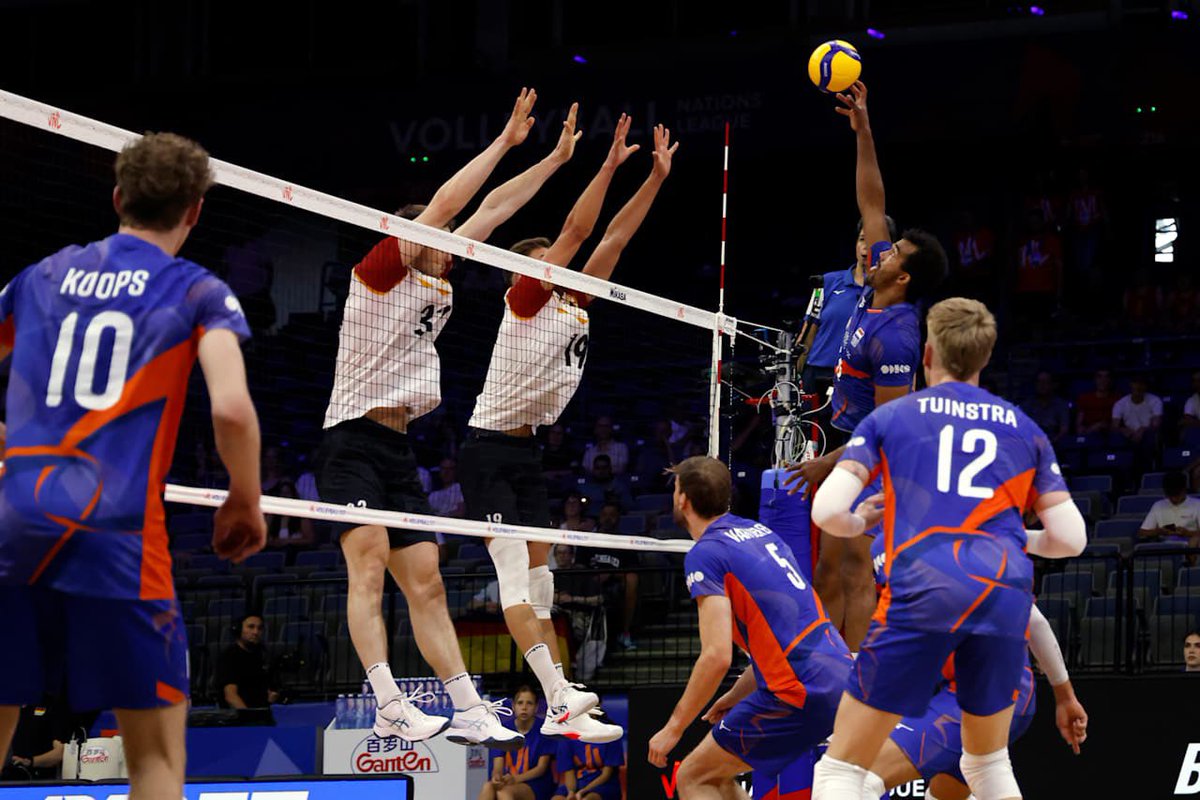 𝗙𝗶𝗿𝘀𝘁 𝗺𝗮𝘁𝗰𝗵𝗱𝗮𝘆 𝗶𝗻 𝗜𝘁𝗮𝗹𝘆! ⚔️ Om 17.00u openen we het oefentoernooi in Turijn met een wedstrijd tegen Duitsland. 🔥 

Meekijken kan via youtube 👉🏼 youtube.com/watch?v=f1ZVsH…

#LangeMannen #TeamNL #MWCH