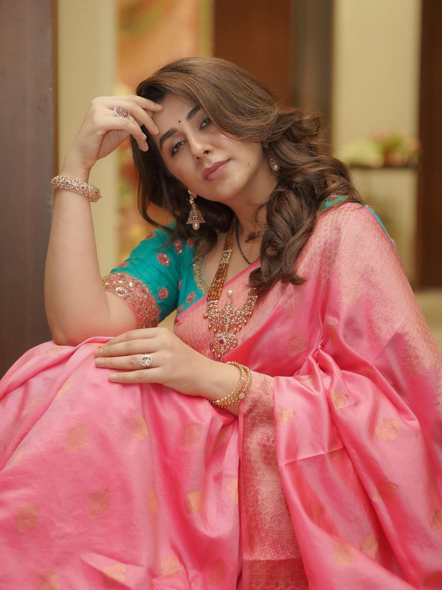 हमारी तदरीस से पत्थर भी पिघलते हैं,
आने दो,  हमें कहां अड़चने मंजूर होती हैं I

सफ़र को मेरे किरदार का अंदाज़ा ही नहीं,
मंज़िलें हमारे ही नाम से, मशहूर होती हैं I
#शुभ_प्रभात_वंदन 🌹
#शुभ_शुक्रवार_वंदन 🌸
#ॐ_नमो_भगवते_वासुदेवाय 
#ॐ_महालक्ष्म्यै_नमो_नमः 
#पूजा 🫰🥀
#हर_घर_खुशहाली