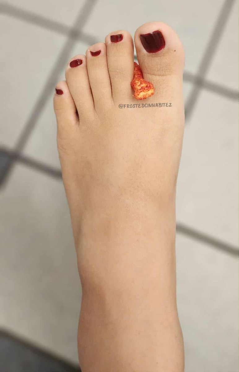 Cinabitez's tweet photo. If my toes can hold this snack, imagine what else they can do 👣😉 #feet #Chudai #feetworshi̇p #LasVegas #feet https://t.co/CcOdL8vyZE