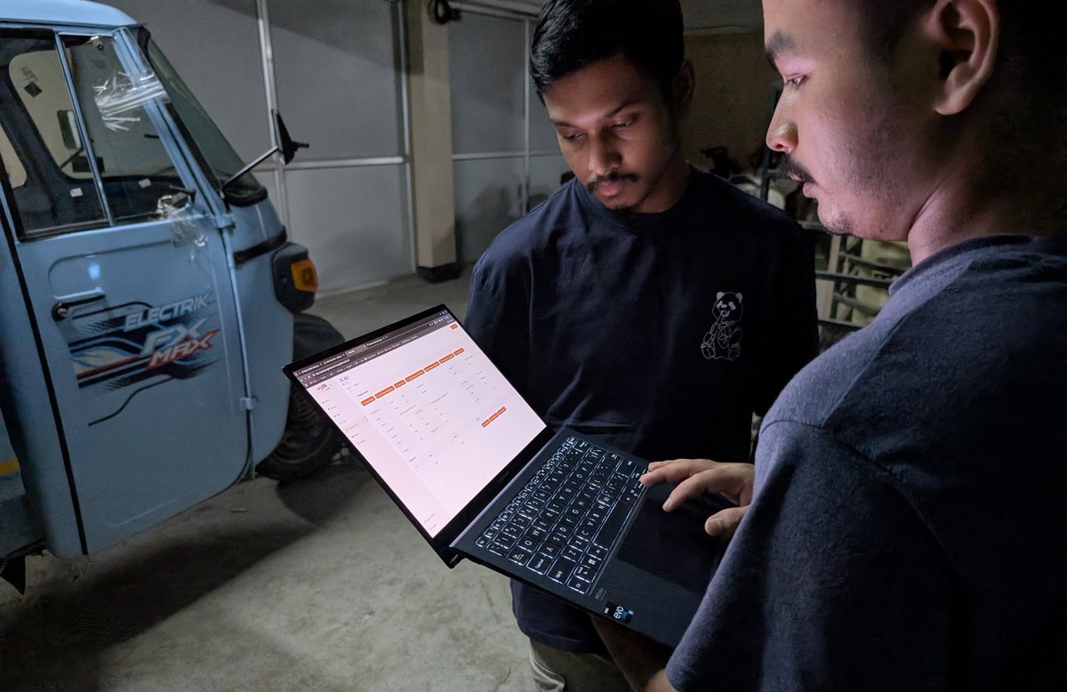 ergLocale's tweet image. Some of our team members were on-site in an Indian city seeing major e-commerce, logistics and last-mile growth to test new installations for a cargo EV hub serving a leading e-commerce fleet. 

#ergLocale
#EVCharging #LastMile #Logistics #EnergyManagement