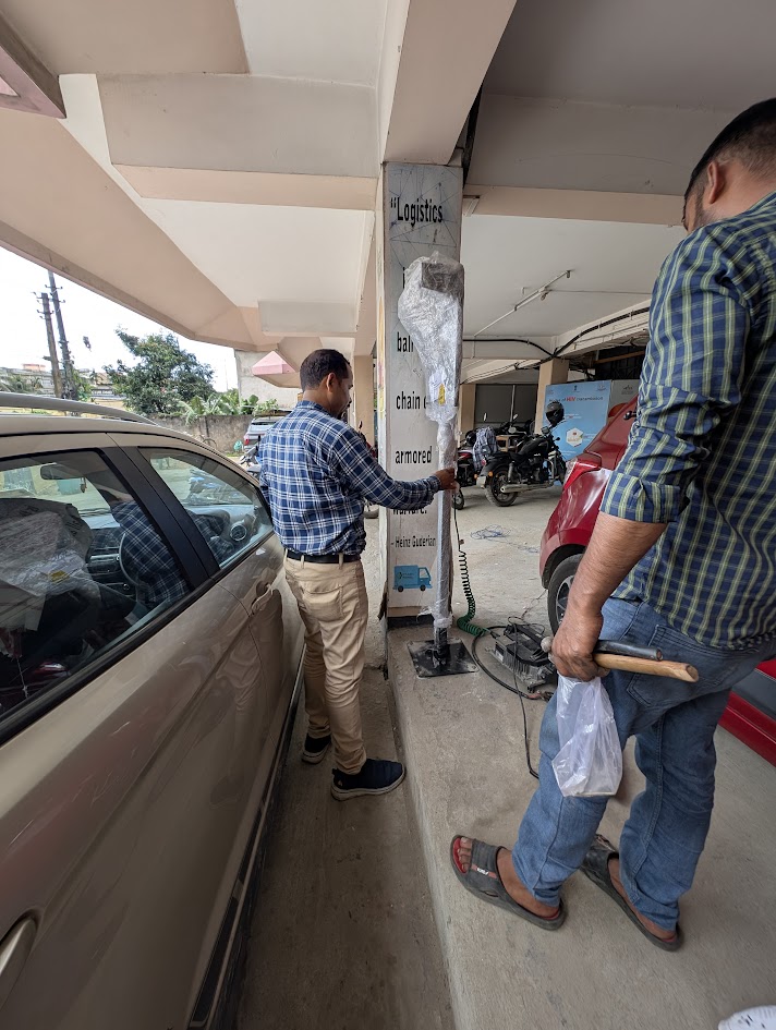 ergLocale's tweet image. Some of our team members were on-site in an Indian city seeing major e-commerce, logistics and last-mile growth to test new installations for a cargo EV hub serving a leading e-commerce fleet. 

#ergLocale
#EVCharging #LastMile #Logistics #EnergyManagement