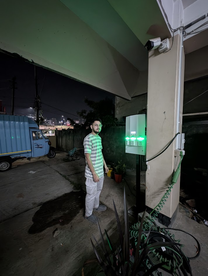 ergLocale's tweet image. Some of our team members were on-site in an Indian city seeing major e-commerce, logistics and last-mile growth to test new installations for a cargo EV hub serving a leading e-commerce fleet. 

#ergLocale
#EVCharging #LastMile #Logistics #EnergyManagement