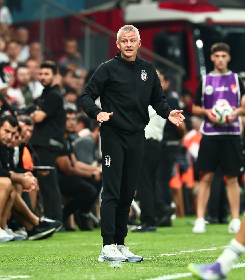 🗣️🎙️Güntekin Onay:

"Beşiktaş camiasında anlamsız bir duygusallık var. Neymiş efendim? “Solskjaer’e sahip çıkılmalıymış.” Neden? Geçen sezon Alanya ile berabere kalıp, iç sahada Rize’ye yenilerek 3’üncülüğü Samsunspor’a kaptırıp 3 eleme oynadığı için mi? Son hedef olan Türkiye