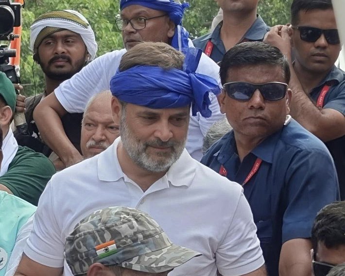 Ankitydv92's tweet image. आज राहुल गांधी मुरैठा बांध के निकले हैं एकदम बिहारी स्टाइल में।