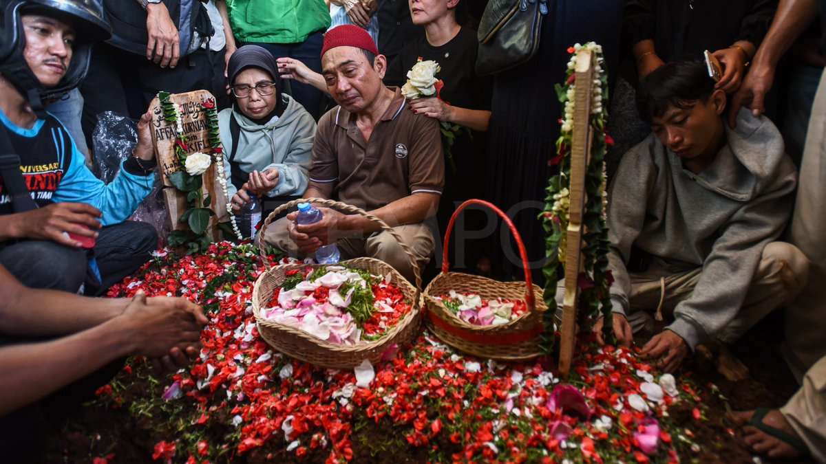 Keluarga dan pengemudi ojek online (ojol) mengantarkan jenazah Affan Kurniawan ke TPU Karet Bivak di Jakarta, 29 Agustus 2025. 

Jenazah pengemudi ojol Affan Kurniawan yang meninggal dunia usai dilindas mobil rantis Brimob saat Aksi 28 Agustus itu dimakamkan di TPU Karet Bivak.