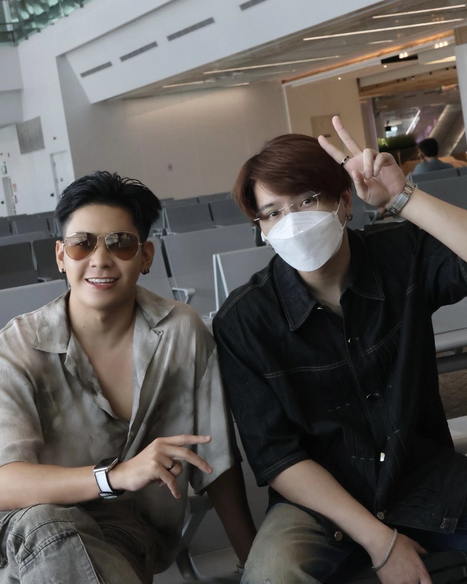 GMMTV's tweet photo. ✈️ 正要飛去台北啦～ 好久不見了！你們有想們我嗎～ 超級想見到大家，明天活動見喔 ❤️🤟🏻

กำลังไปไทเปแล้ววว ไม่ได้เจอกันนานนนน คิดถึงพวกเราบ้างมั้ยน้าาาา อยากเจอทุกคนสุดๆ งานพรุ่งนี้เจอกันนะครับ ❤️🤟🏻

#KristSingtoFMTaipei
#GMMTV @kristtps @stjinx_maya https://t.co/R5ep0txzpu