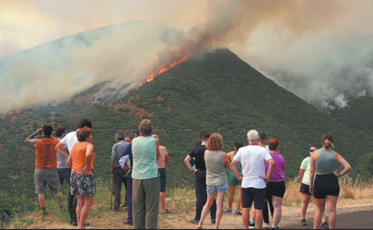 ChinaDaily's tweet image. Climate-warming emissions from #wildfires across the European Union have reached record high this year, with more than 1 million hectares burned since January, an area larger than Cyprus. #Europe bit.ly/4oZ11bj