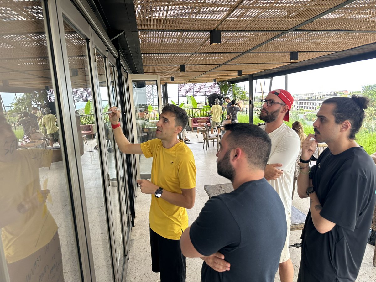 Chief chef <a href="/brbordallo/">Tole</a> cooking 👀 

Is the glass wall new white board? 👀