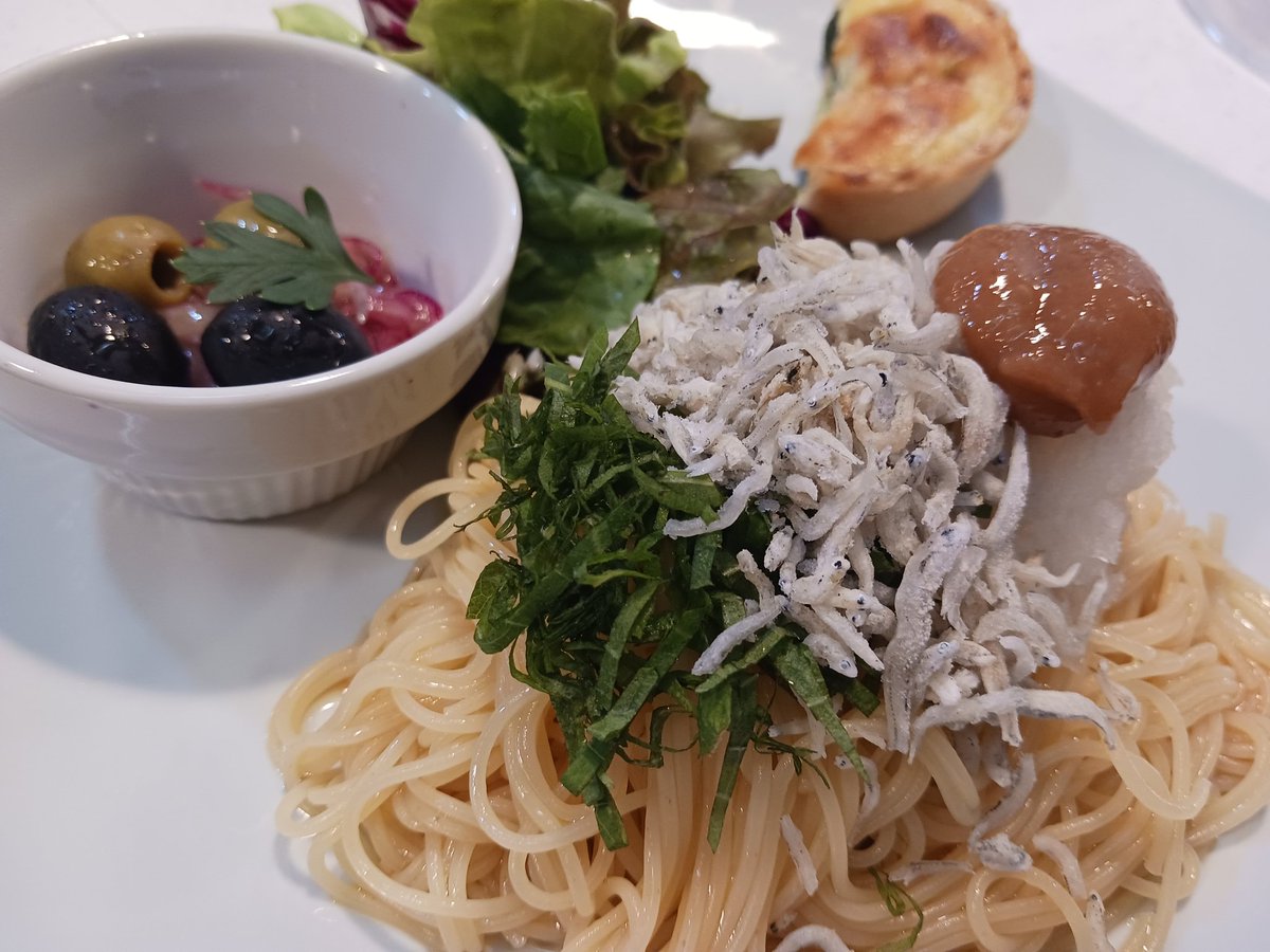 lucciola0617's tweet photo. ランチプレート
A しらすの梅おろし冷製パスタor
B 生ハムのトマトバジルパスタ(温or冷)+ベーコンとほうれん草のキッシュ、オリーブと赤玉ねぎのマリネ、サラダ #天白区 #名古屋 #instafood #八事 #塩釜口 #ランチ #パスタ #るっちょら #lucciola #居酒屋 #ワイン #コーヒー #子ども歓迎 #禁煙 https://t.co/3QNZ7zgrKd