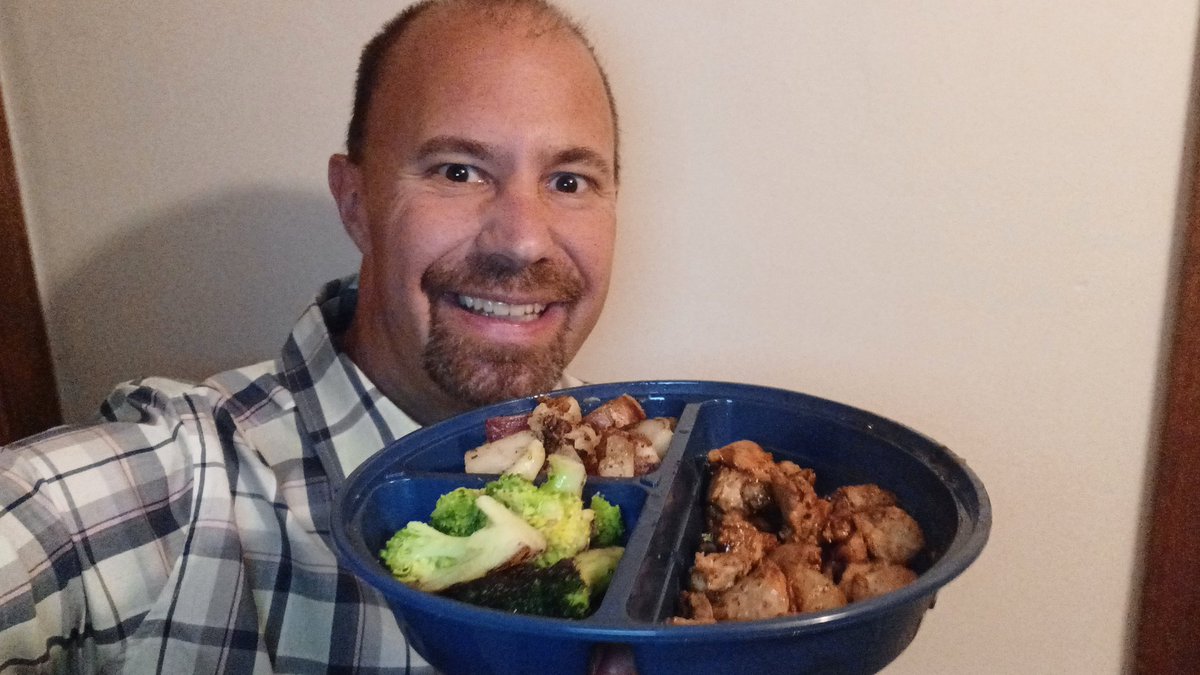davetaylorradio's tweet image. Great tasting dinner tonight - day 238 of year 13 - 4252 days in a row of a food selfie - Korean Chicken with Red Potatoes and Broccoli - #day238  #day4252 #koreanchicken #redpotatoes #broccili