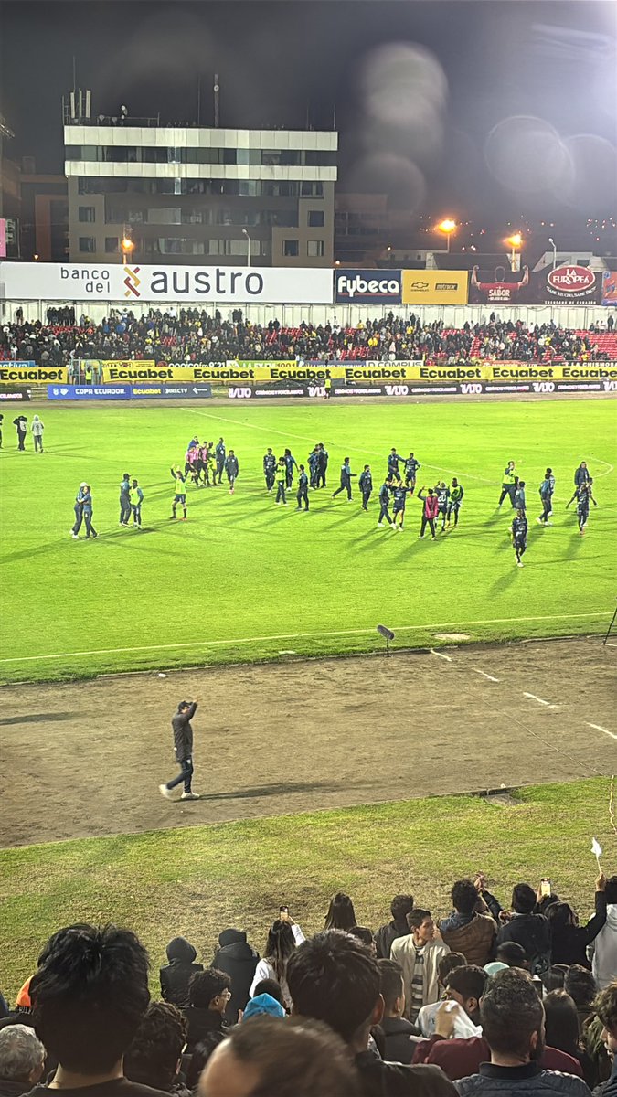 Batacazo HISTÓRICO ‼️🚨

Sorpresa en #CopaEcuador 🇪🇨🏆

#CuencaJrs ELIMINÓ a #BarcelonaSC con un marcador de 2-0.

Tremendo lo del equipo de Leo Vanegas.

Barcelona? Una lágrima, terrible lo de Rescalvo.