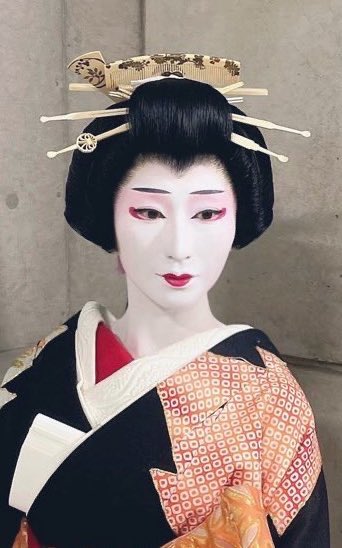 Hanayagi_Rin's tweet photo. サカナクション“夜の踊り子”の白塗りは踊り子専用✨
賑やかな照明の中遠くのお客様にも届くようクッキリと
普段のお舞台では息づかいも演出のうち、邦楽器の生の音が届き、細かな手先や目線の表現が伝わる広さがベストで、照明の変化も最低限なので古風に上品に仕上げ役柄によっても細かく変わります https://t.co/RrnxUh2o9o