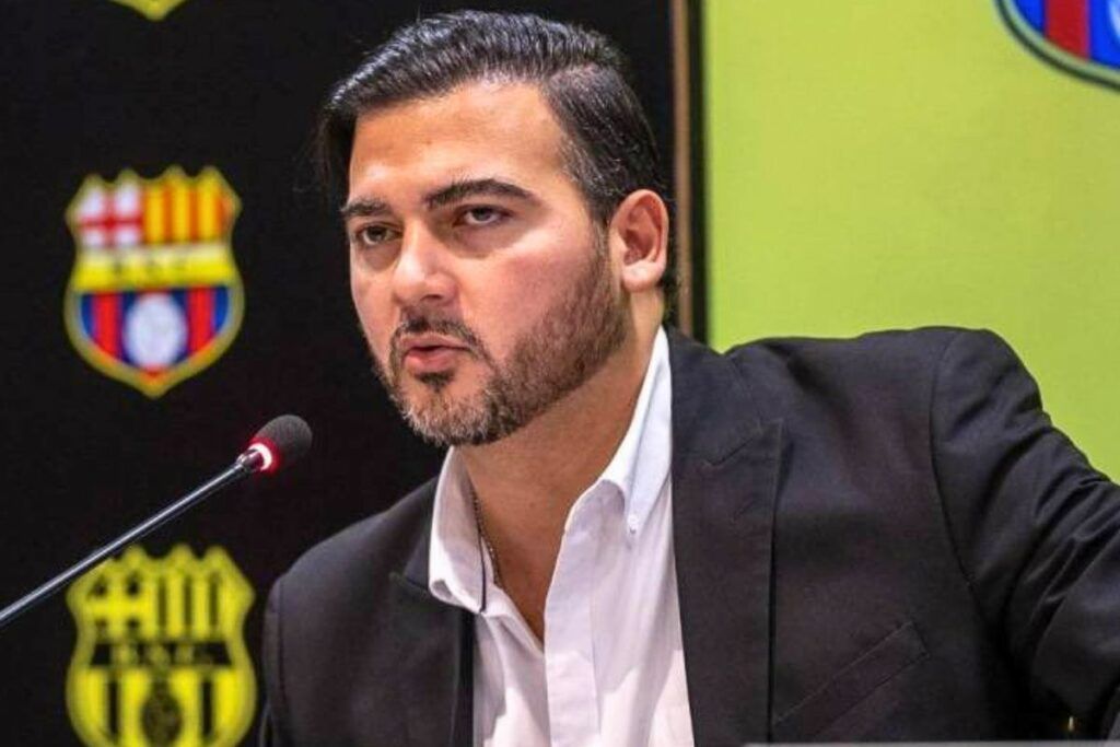 Logró lo que ningun otro Presidente ha logrado. 
Que el Barcelonismo sienta vergüenza de su equipo al punto de no querer verlo.
Dale like si quieres la renuncia de Antonio Alvarez.

#BSC 🟡⚫️