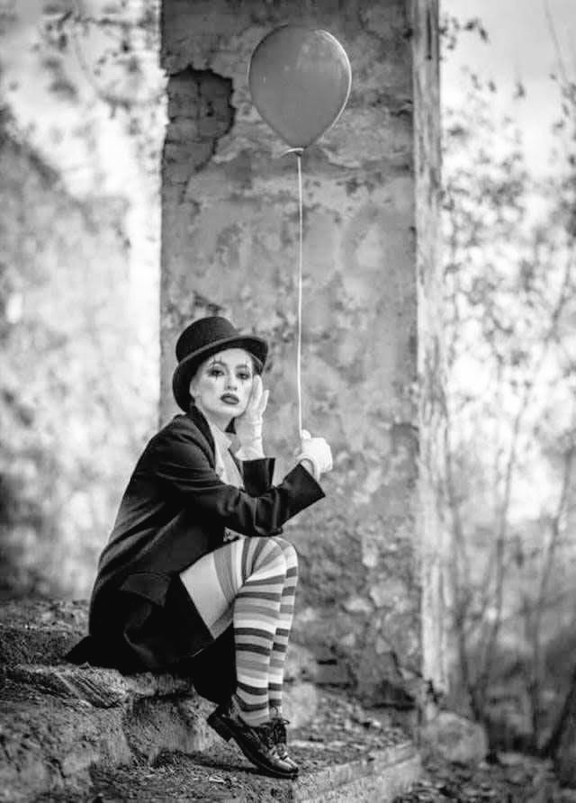 Que continúe el circo… total, las máscaras ya están puestas, los payasos en campaña y el público sigue aplaudiendo como si no hubiera mañana...