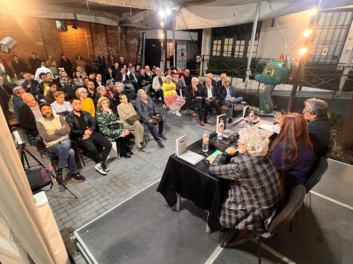 FEPoniatowskaA's tweet photo. A la cultura no la detiene ni la lluvia, maravilloso público se dio cita hoy en la presentación del libro de Ricardo Olea, 𝐄𝐥 𝐥𝐞𝐠𝐚𝐝𝐨 𝐝𝐞𝐥 𝐯𝐢𝐞𝐧𝐭𝐨.
¡Gracias a todos!
#libros #literatura #cultura #lecturarecomendada #MasCultura https://t.co/q0xTtxNpkQ