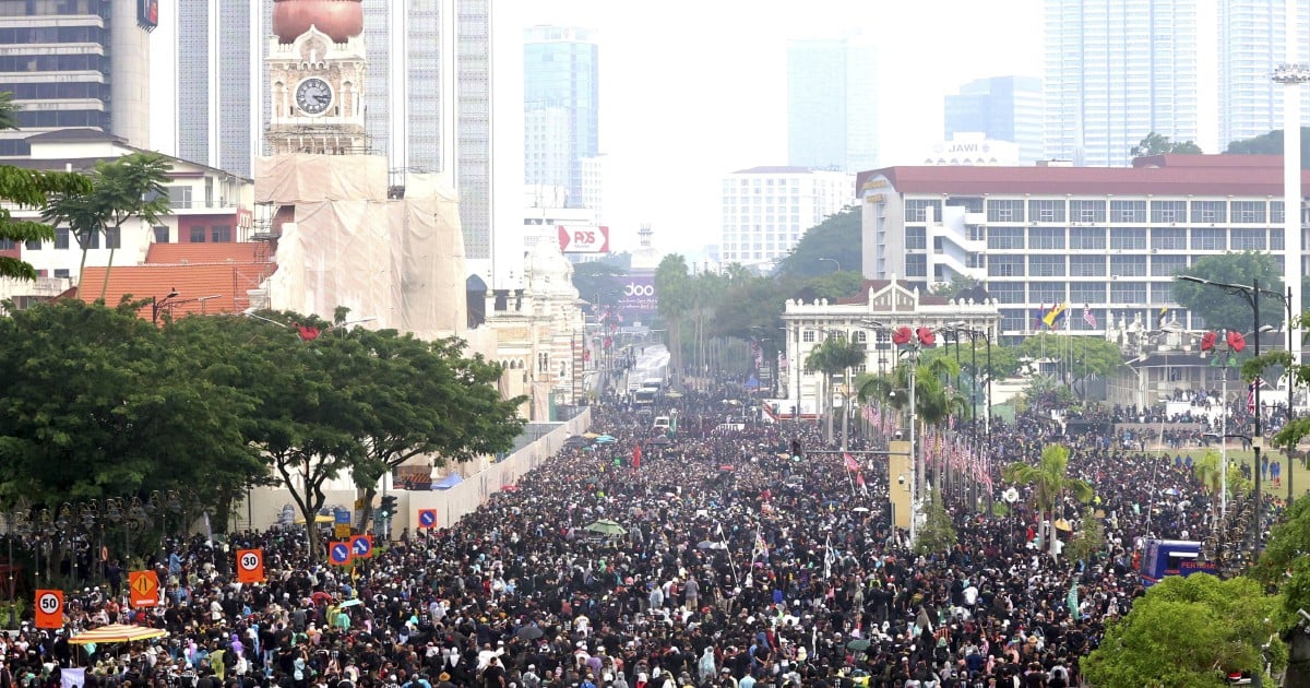 Di Malaysia ada demo #TurunAnwar
Di Indonesia ada demo #IndonesiaGelap
Kedua-duanya berbaju hitam. Tanda kesedihan, tanda kekecewaan.