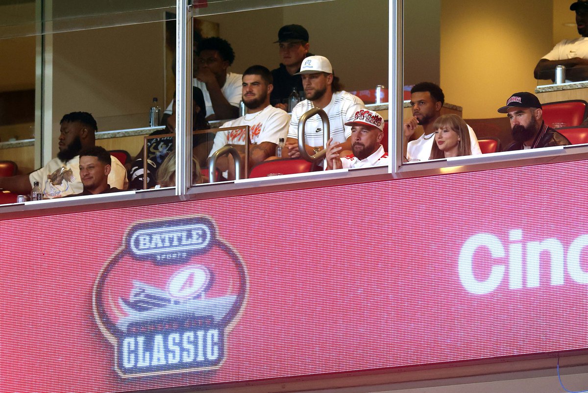 Taylor Swift and Travis Kelce hit the Cincinnati Bearcats vs. Nebraska Cornhuskers game tonight as FIANCÉS 💍 (Jason was also there) 🏈