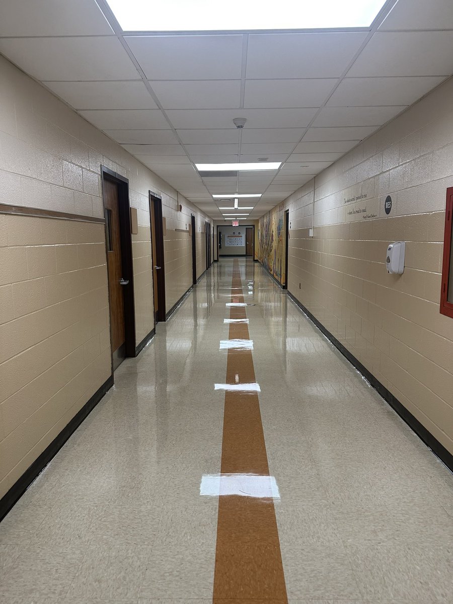 MsAmodeoAP's tweet image. Back to school ready at MES.  💎🧡🖤🤍💎 Thank you to our amazing custodial staff for all your hard work!! MES is sparkling.  @GoMESDukes