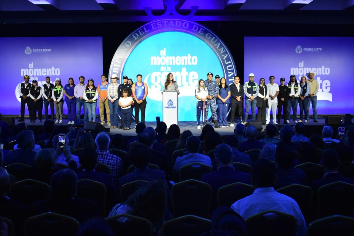 innovagobgente's tweet photo. 💙 En Guanajuato vivimos #ElMomento de la Gente
A un año del Nuevo Comienzo en Guanajuato, acompañamos a la #GobernadoraDeLaGente Libia Dennise García Muñoz Ledo en un evento que reafirma el compromiso con un gobierno cercano, transparente y de resultados. 👧🏻🧑🏽🌾👩🏻⚕️👩🏽🎓👩🏻🔬👩🏽🏫🧑🏽✈️
🎉Celebramos los avances, escuchamos a la ciudadanía y trazamos juntos el rumbo hacia un futuro con más innovación, inclusión y oportunidades.
Porque en el #GobiernoDeLaGente, todas las voces cuentan y el cambio se construye en equipo.💪🏽
#ElMomentoDeLaGente
#GobiernoDeLaGente
#GobernadoraDeLaGente