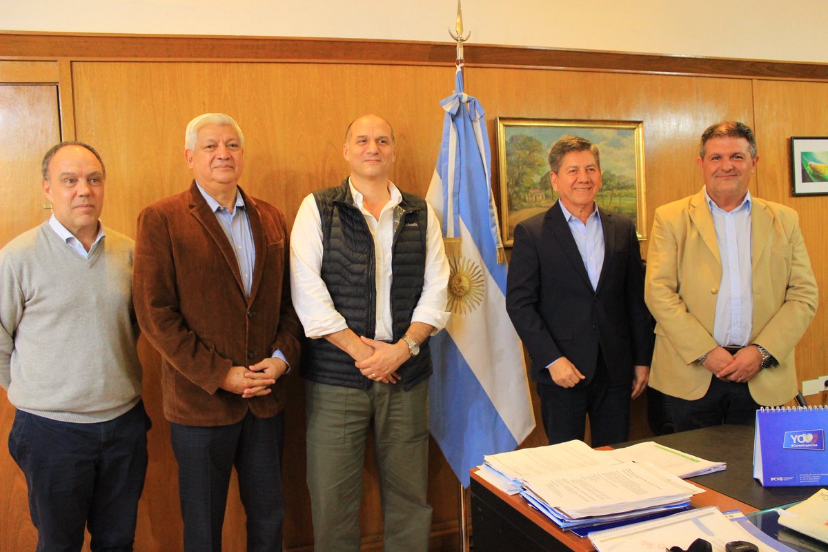 jteransalcedo's tweet photo. 📍Buenos Aires, Argentina.
¡Los Ríos cruza fronteras para crecer!

En Buenos Aires, me reuní con @JorgeG94041 , Director Nacional de Agricultura, Silvio Marchetti, Director de ganadería, Daniel Cerredo, asesor de la Dirección de Agricultura, y Miguel Donatelli, de Relaciones Internacionales, de dicho gobierno.

Compartimos experiencias y avanzamos en una agenda de cooperación internacional que nos permitirá fortalecer la productividad de Los Ríos con transferencia tecnológica, innovación y más oportunidades para nuestros agricultores.

El objetivo es llevar la productividad de nuestra provincia a un nuevo nivel mediante cooperación internacional, transferencia tecnológica y alianzas que fortalezcan nuestra producción.