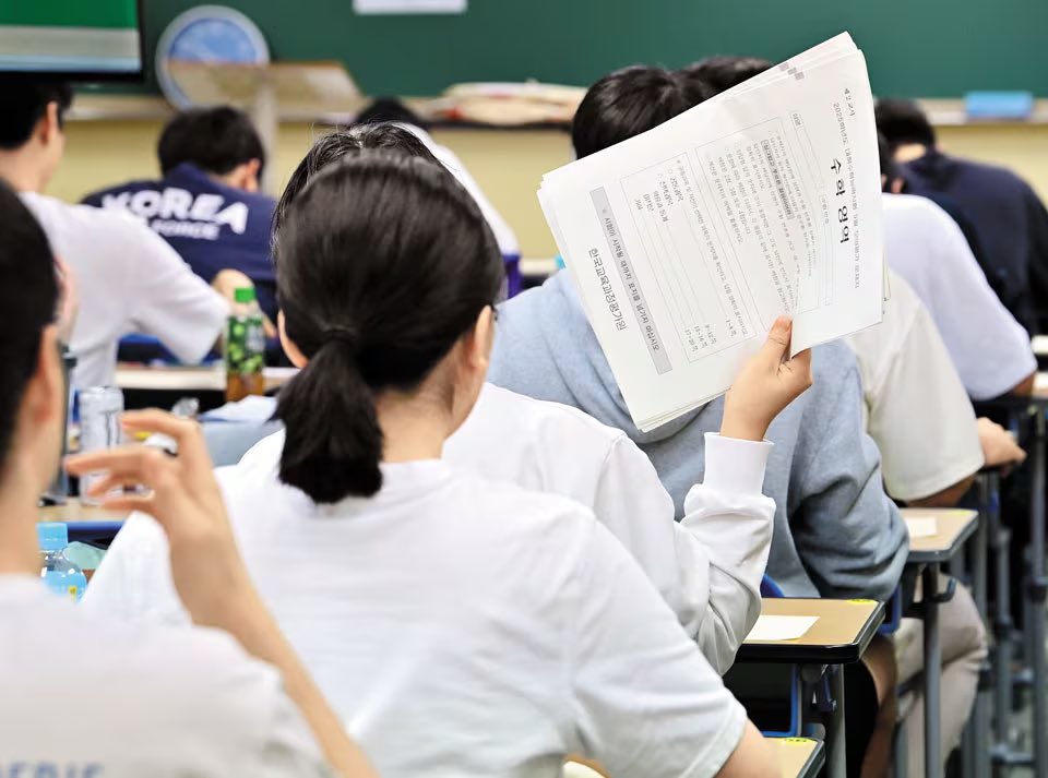 수능 9월 모의평가가 8월 말로 앞당겨집니다

그동안 9월 모의평가 성적이 수시 원서 접수 이후에 통지돼, 수험생들이 실제 성적을 반영하지 못한 채 불확실한 지원 전략을 세워야 했던 것이 가장 큰 문제로 지적받았었는데요. 2028학년도 대학 입시부터 적용됩니다.