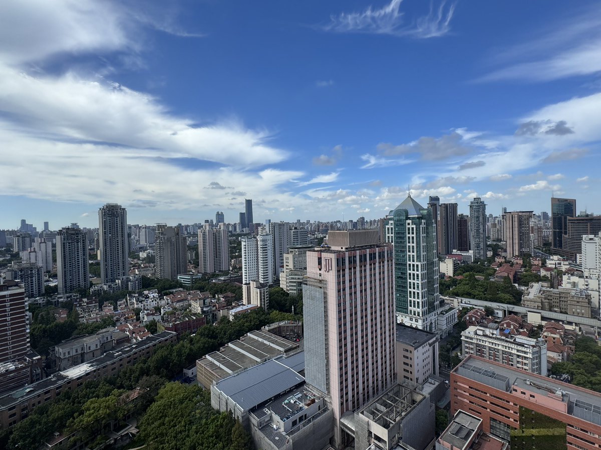 babadaisuke's tweet photo. 10数年前はPM2.5で空気がザラザラだった街が、今は驚くほど青空に。
社会は「強制」で劇的に変わる。
決めて、仕組みを示し実行する──それが社長の仕事。
結果をともなわせてこそ、この景色は納得
#リーダーシップ #変化 #青空 https://t.co/UAkmYvy4p5