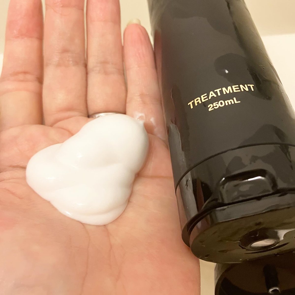 oteoteiotei2's tweet image. シルクザリッチ【スカルプ&amp;amp;リペア】シャンプー＆トリートメント
#使用レビュー
洗練されたデザイン✨
真っ黒なシャンプーには驚きました。ムードナイトムスクの香りは華やかに香りながら持続力があり、香水のように変化も楽しめます。